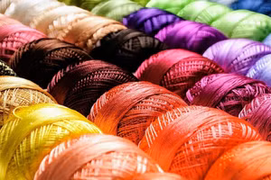 Sợi chỉ tơ có thể đóng vai trò lớn trong vải nhiệt điện. Ảnh: The Earth