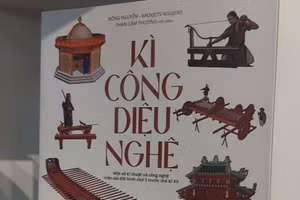 Cuốn sách 'Kỳ công diệu nghệ' chạm đến một phần nào trong ký ức lịch sử mà ít người biết đến. Ảnh: Bình Thanh.