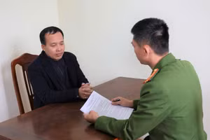 Công an huyện Giao Thủy lấy lời khai của Phạm Ngọc Tuân.