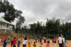 Thầy, cô giáo Trường Tiểu học Lý Tự Trọng (Hải Châu, TP Đà Nẵng) tổ chức trò chơi cùng học sinh Trường Phổ thông Dân tộc bán trú Tiểu học Lê Lợi (xã Trà Tập, TP Đà Nẵng). Ảnh: NTCC