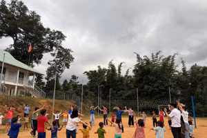 Thầy, cô giáo Trường Tiểu học Lý Tự Trọng (Hải Châu, TP Đà Nẵng) tổ chức trò chơi cùng học sinh Trường Phổ thông Dân tộc bán trú Tiểu học Lê Lợi (xã Trà Tập, TP Đà Nẵng). Ảnh: NTCC