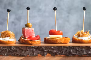 Pintxo, món xiên tăm của người Tây Ban Nha đặc biệt bắt mắt và nhỏ gọn. Ảnh: Townandcountrymarkets.com