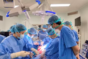 Các bác sĩ tiến hành ghép gan cho bệnh nhân. Ảnh: BVCC