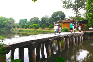 Dù trải qua hơn 200 năm, vẫn có hàng trăm lượt người cùng các phương tiện cơ giới qua cầu mỗi ngày.
