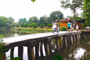 Dù trải qua hơn 200 năm, vẫn có hàng trăm lượt người cùng các phương tiện cơ giới qua cầu mỗi ngày.