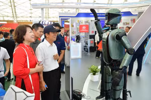 Người dân tương tác với robot trước không gian triển lãm của Bộ KH&CN, trong khuôn khổ Triển lãm '80 năm hành trình độc lập - tự do - hạnh phúc'. Ảnh: Báo Chính phủ