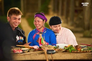 Các nghệ sĩ trong chương trình 'Gia đình Haha' trải nghiệm cuộc sống như người nông dân thực thụ tại địa phương. Ảnh: NVCC.