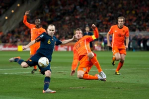 Tình huống Andres Iniesta ghi bàn quyết định trong trận chung kết World Cup 2010. Ảnh: ITN.