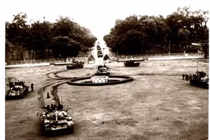Xe tăng quân Giải phóng tiến vào Dinh Độc Lập trưa ngày 30/4/1975. Ảnh: Borries Gallasch, lưu tại Hội trường Thống Nhất.