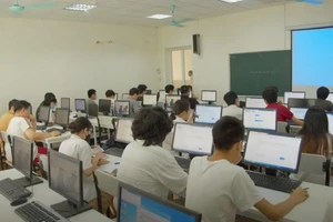 Học sinh Trường THPT Khoa học Giáo dục thuộc Trường Đại học Giáo dục làm bài test trên hệ thống UEd-CAT 2.0.