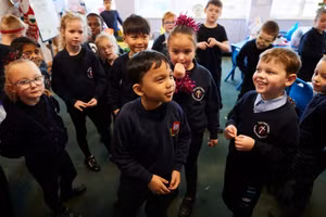 Nhiều trẻ em Anh phải học trong các lớp học xuống cấp, sàn nhà sụp lún.