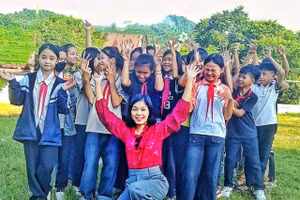 Cô trò Trường THCS Sơn Kim hân hoan đón ngày mới. Ảnh: NVCC