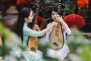 Nghệ sĩ Vũ Diệu Thảo trong một buổi giảng dạy đàn Tỳ bà tại Học viện Âm nhạc Quốc gia Việt Nam. Ảnh: NVCC.