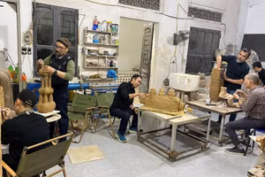Các nghệ sĩ tham gia sáng tạo tại Bat Trang Ceramic Art Space.