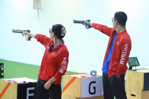 Cặp xạ thủ Trịnh Thu Vinh và Phạm Quang Huy giành Huy chương Bạc nội dung súng hơi 10m hỗn hợp tại SEA Games 33. Ảnh: INT.