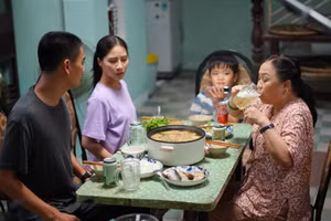 Bộ phim nhắc nhở, dù thế nào chăng nữa - giữa mẹ và con, khát khao lớn nhất là được yêu thương và thấu hiểu. Ảnh: Đoàn phim cung cấp