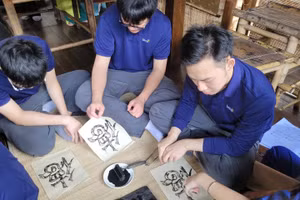 Học sinh THPT tại Hà Nội trải nghiệm giáo dục chủ đề 'Tìm hiểu chữ Hán'.