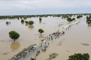 Mưa lũ lớn khiến các tuyến đường tại Nigeria chìm trong biển nước.