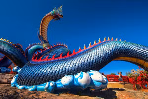 Tượng thần rắn Naga khổng lồ trong một ngôi chùa ở Thái Lan.