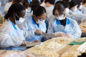 Sinh viên quốc tế tại Trường Đại học Yeungnam học nấu món ăn Hàn Quốc.