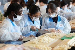 Sinh viên quốc tế tại Trường Đại học Yeungnam học nấu món ăn Hàn Quốc.