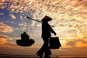 Nỗi đau mẹ nuốt vào trong, tiếng cười trao cho con. Minh họa: ITN