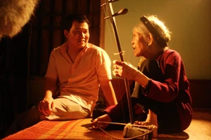 Đạo diễn Lương Đình Dũng trò chuyện cùng nghệ nhân Hà Thị Cầu trong phim 'Xẩm đỏ'. Ảnh cắt từ phim.