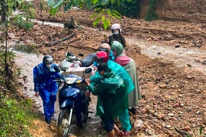 Con đường đến lớp gập ghềnh, phải qua nhiều đoạn suối nguy hiểm.