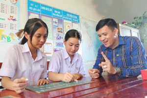 Thầy Nguyễn Minh Phụng luôn tận tụy, cống hiến cho sự nghiệp giáo dục với những học sinh đặc biệt tại Trường Nuôi dạy trẻ khuyết tật tỉnh Đồng Tháp.