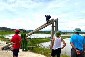 Công an kiểm tra để làm rõ sự việc. Ảnh: H.P