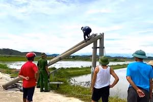 Công an kiểm tra để làm rõ sự việc. Ảnh: H.P