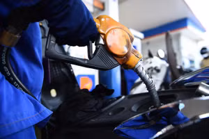 Bộ Tài chính đề xuất kéo dài chính sách thuế bảo vệ môi trường đối với xăng dầu đến hết năm 2026. Ảnh minh họa: INT