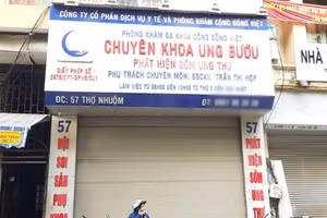 Nhiều phòng khám tư nhân trên phố Thợ Nhuộm bất ngờ đóng cửa.