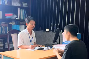 ThS Trương Văn Lợi tư vấn tâm lý cho một học sinh tại tỉnh Đồng Nai.