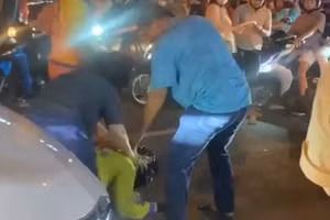 Hai vợ chồng đánh người đi đường ở Quận 1, TPHCM trong đêm Giao thừa 2025, sau một vụ va chạm trên đường. Ảnh cắt từ video