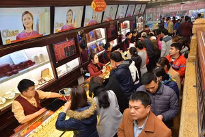 Nhu cầu tiêu dùng và tâm lý FOMO (sợ bỏ lỡ cơ hội) khiến người dân xếp hàng mua vàng khi giá tăng.