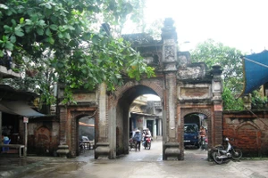 Cổng làng Nành.