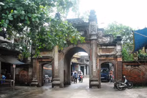 Cổng làng Nành.