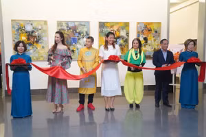 Các nghệ sĩ cắt băng khai mạc triển lãm 'Tết Tỵ'. 