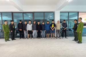 Công an bắt, triệu tập những đối tượng trong đường dây buôn vũ khí quân dụng quy mô lớn. Ảnh: Q.C