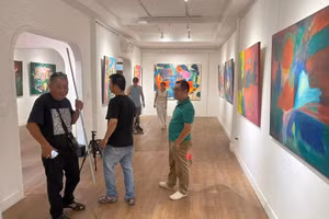 Triển lãm 'Đang trôi' của Bùi Chát sẽ kéo dài đến hết 24/7.