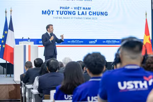 Tổng thống Macron giao lưu với giảng viên, sinh viên Trường Đại học Khoa học và Công nghệ Hà Nội. Ảnh: USTH