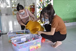 Giáo viên trường mầm non vệ sinh sạch sẽ vật dụng, đồ chơi học sinh. Ảnh minh họa.