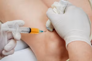 Tiêm collagen vào khớp đang là phương pháp được nhiều người sử dụng. Ảnh minh họa