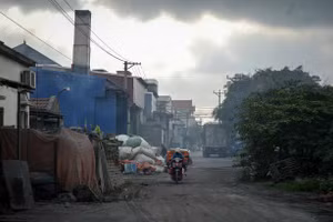 Khói bụi bao phủ khu dân cư tại thôn Bình Yên do hoạt động tái chế nhôm diễn ra thường xuyên.