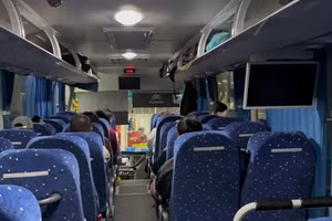 Ngồi liên tục nhiều ngày trên tàu xe biến Gen Z thành 'mông thép'. Ảnh: Edition.cnn.com