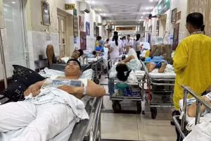 Bệnh nhân nằm trên cáng kín hành lang Bệnh viện Việt Đức, ngày 10/9/2024. Ảnh: INT