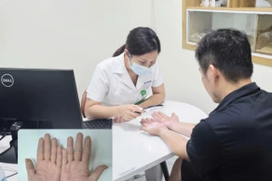Bác sĩ Nguyễn Thị Thu Phương, Khoa Da liễu và Bỏng thăm khám người bệnh. Ảnh: BVCC