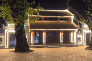 Tam quan chùa Đại Bi về đêm.