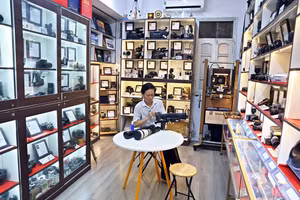 Không gian 'Ký ức nhiếp ảnh' nằm trên căn gác nhỏ giữa lòng Hà Nội, lưu giữ hàng nghìn hiện vật và hàng trăm sách ảnh quý giá của các nghệ sĩ nhiếp ảnh, nhà báo hàng đầu Việt Nam trao tặng.